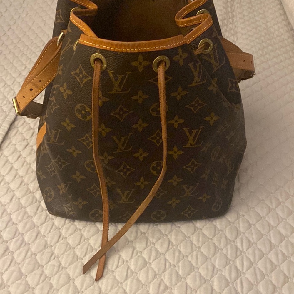 Authentic Louis Vuitton Noe bucket bag